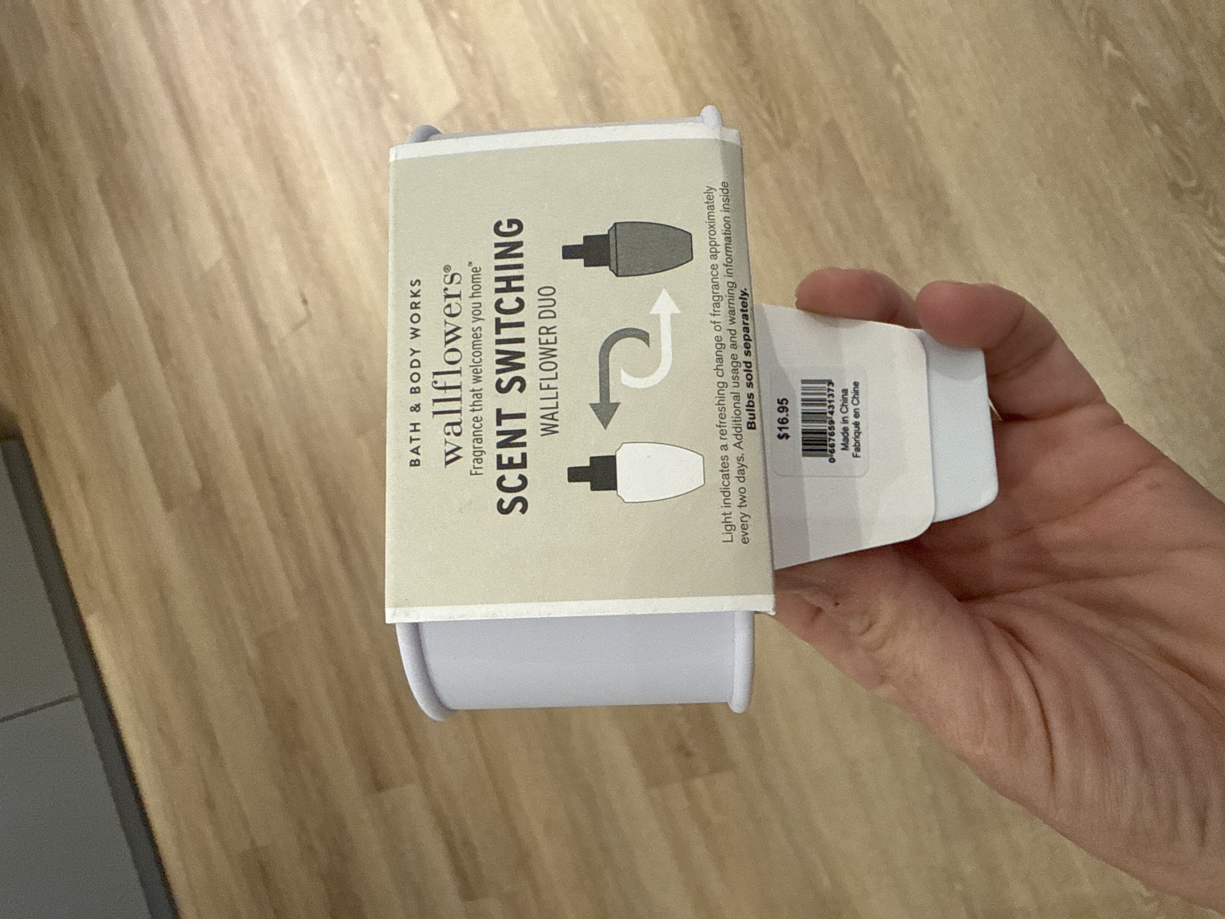 Bath & Body Works wallflowers wall plug-in scent switching - WHITE