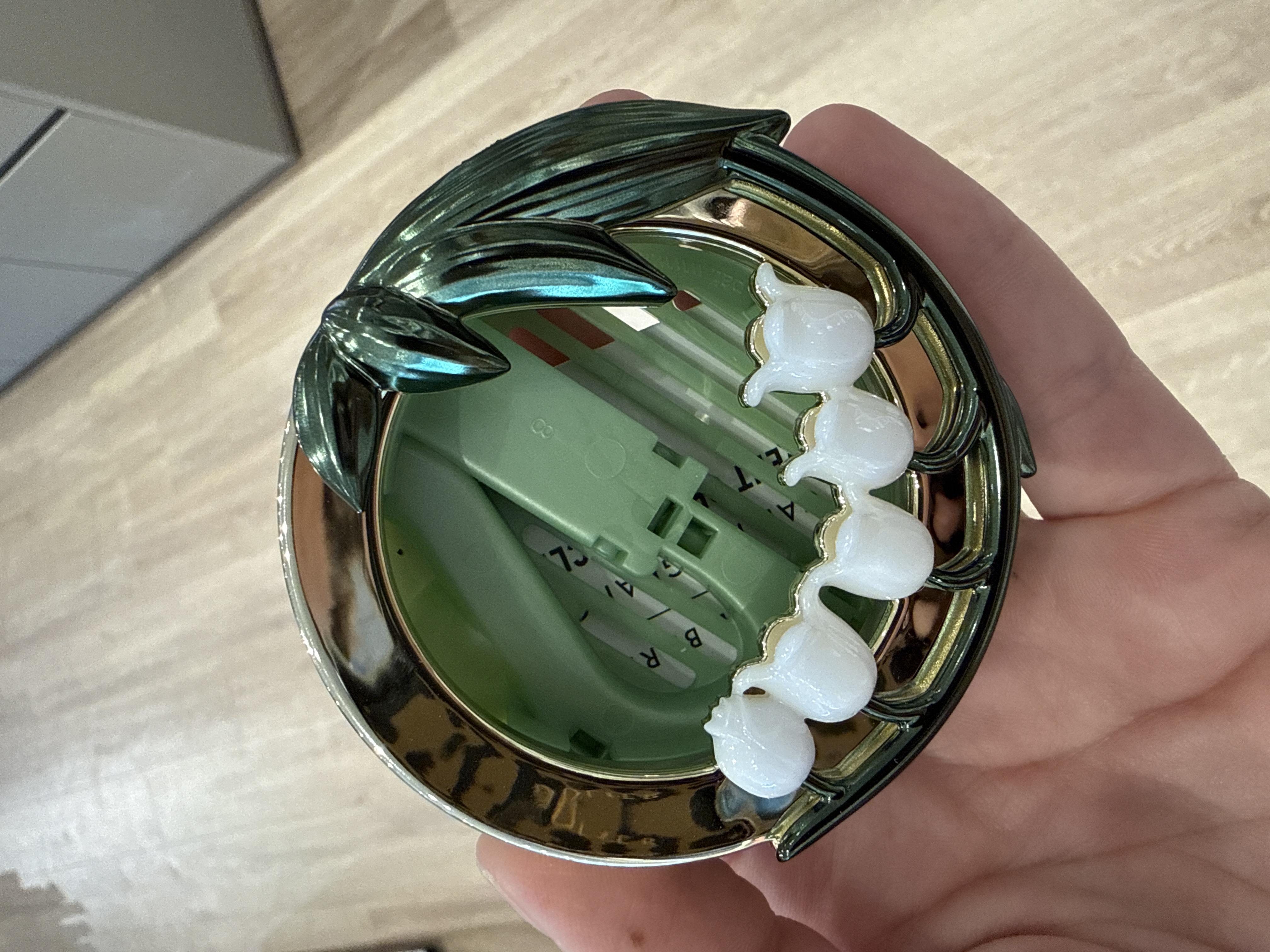 Bath & Body Works car fragrance holder - TULIPS 