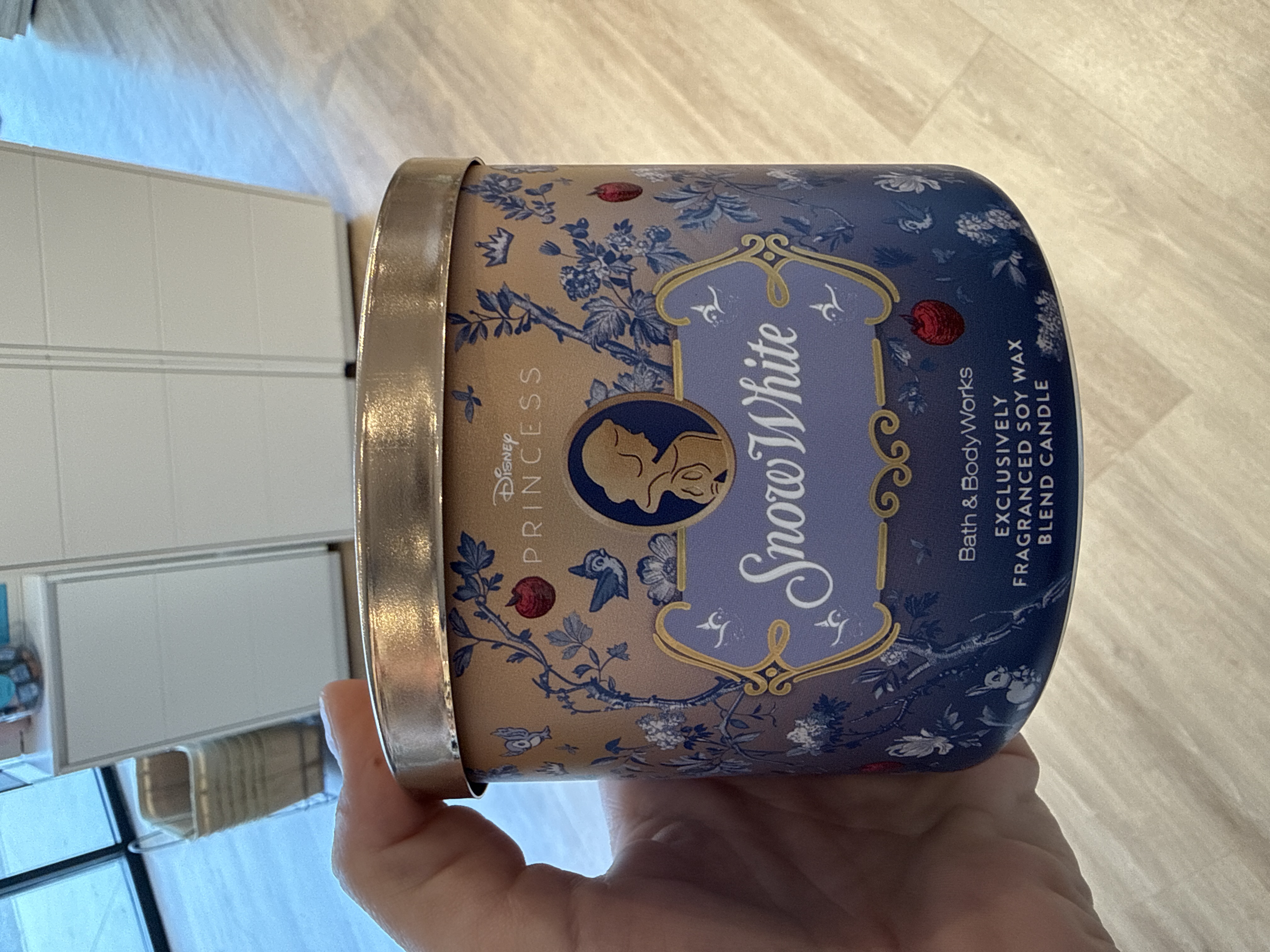 Bath & Body Works three wick candle SNOW WHITE 411g